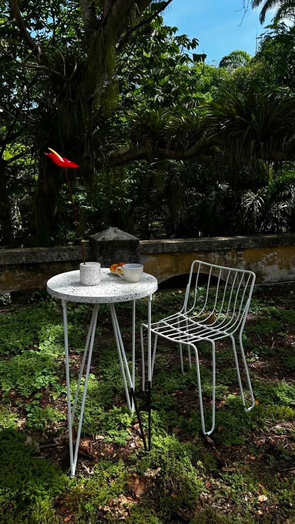 Mesa redonda Design Greenhouse en un jardín