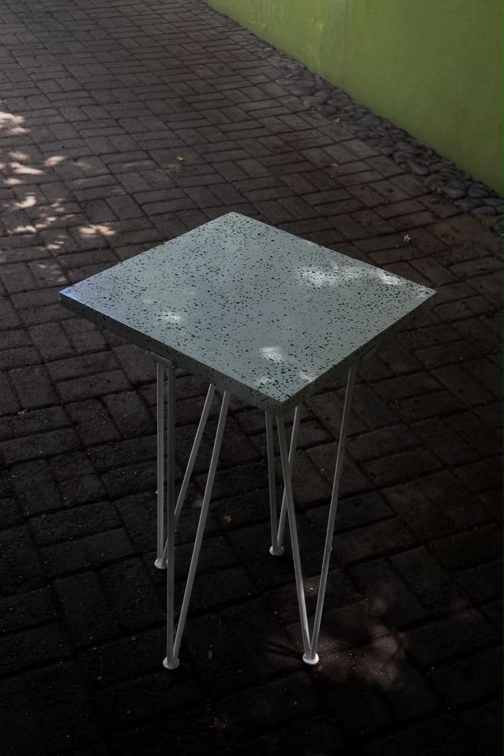 Mesa cuadrada de acabado terrazzo